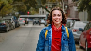 Britt Dorton đang sống tự lập tại Chicago (Mỹ) với mức lương 33.000 USD một năm.