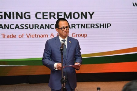 Sinh ra ở vạch đích nhưng con trai tỷ phú Lý Gia Thành cha dạy dỗ rất "ngược đời", sau này tự sáng lập đế chế tỷ đô
