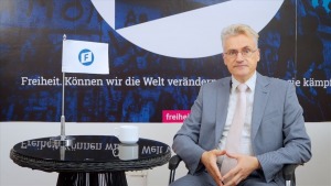 GS.TS Andreas Stoffers: Không cần tiết kiệm nhiều nhưng hãy duy trì trong ít nhất 20 năm