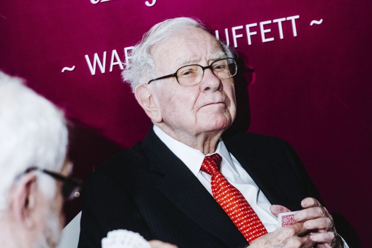 warren-buffett-gap-doi-ngu-nha-trang-ve-khung-hoang-ngan-hang-happy-live-1