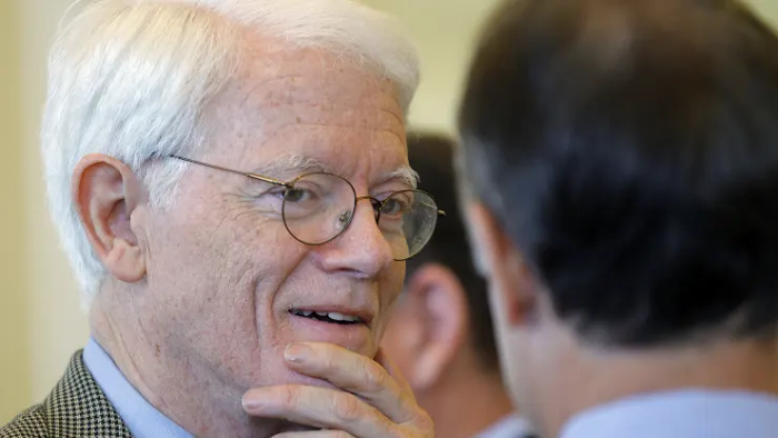huyen-thoai-peter-lynch-hoi-han-vi-khong-dau-tu-vao-mot-co-phieu-ma-warren-buffett-yeu-thich-happy-live1