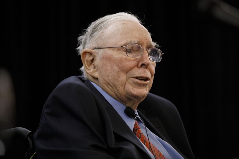 charlie-munger-99-tuoi-dau-tu-sieu-loi-nhuan-bo-1-dong-duy-nhat-nhung-thu-ve-100-dong-moi-nam-deu-dan-suot-60-nam-happy-live-1