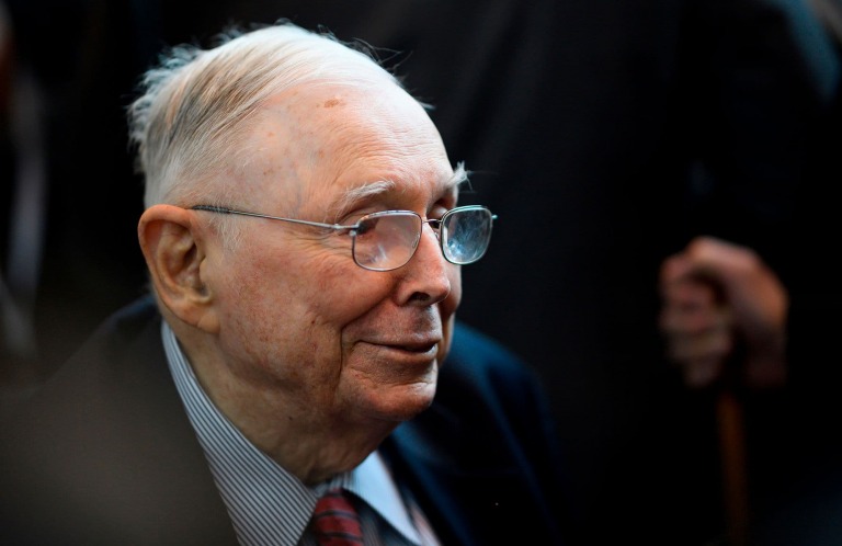 charlie-munger-hau-het-cac-nha-quan-ly-dau-tu-deu-vo-dung-khong-khac-gi-thay-boi-happy-live-1