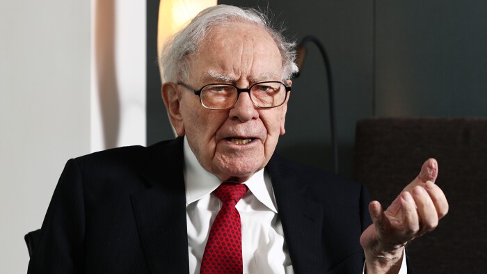 nha-dau-tu-huyen-thoai-warren-buffett-lo-lang-ve-khung-hoang-ngan-hang-my-happy-live-1
