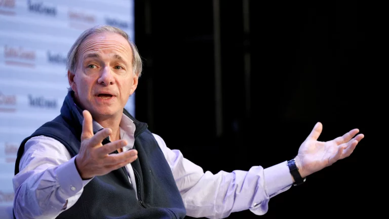 Ray Dalio khẳng định "cash is king" dù lạm phát tăng