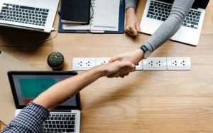 Bí kíp nơi công sở: hơn cả trí thông minh, đáng tin cậy mới là năng lực xã hội cao cấp nhất