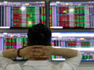 chung-khoan-viet-nam-nua-dau-nam-vn-index-tang-10-nha-dau-tu-van-buon-song-doanh-nghiep-nha-nuoc-keo-upcom-but-pha-nhung-van-thua-mot-chi-so-gom-toan-co-phieu-hot-happy-live-6