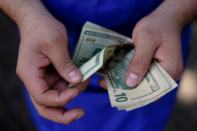 Basic Economics: Lãi suất, giá cả và những sự thật kinh tế không ai nói cho bạn