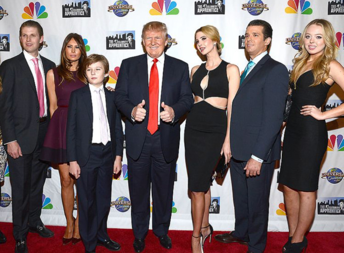 Donald Trump bên vợ và 5 người con năm 2016