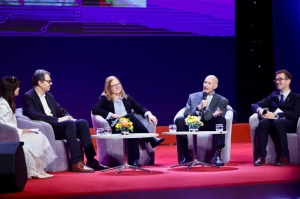 Chủ nhân giải VinFuture 2024 khuyên người trẻ chấp nhận rủi ro và luôn tò mò - Ảnh 1. Các chủ nhân của giải Đặc biệt VinFuture 2024