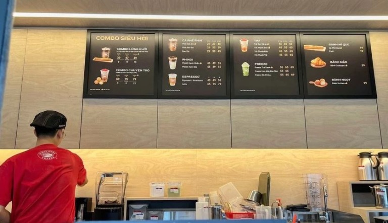 Menu tại cabin cà phê cây xăng có giá tương tự các cửa hàng Highlands Coffee. 