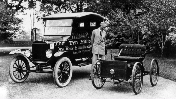 Henry Ford cùng mẫu xe Model T kinh điển 