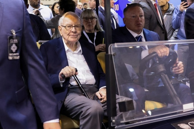 Warren Buffett tại nơi tổ chức ĐHCĐ Berkshire Hathaway năm 2024. 