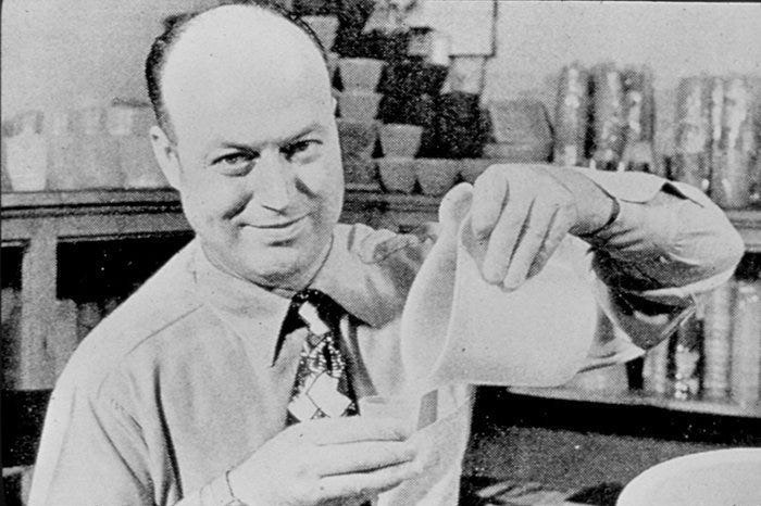 Nhà hóa học Earl Tupper - người sáng lập Tupperware. 