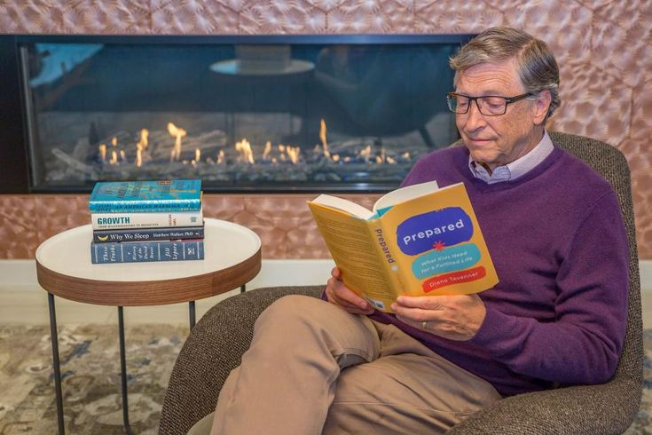 Bill Gates đọc sách 