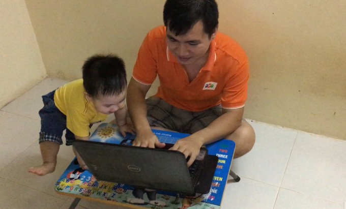 Anh Hiếu và con trai trong phòng trọ năm 2016. 
